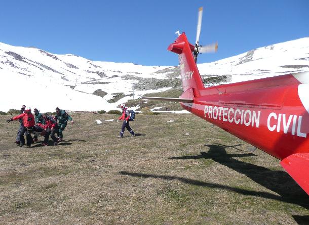  El equipo del helicóptero del Gobierno de Cantabria traslada de urgencia a un esquiador que se accidentó en la estación de Alto Campoo