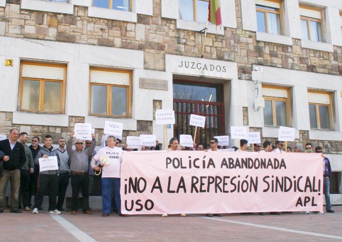  Policías locales se concentran ante los Juzgados en solidaridad con los agentes expedientados