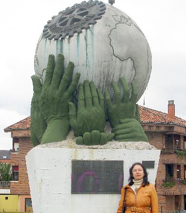  Arte frente a vandalismo: Restaurado por su autora el monumento que preside la glorieta de «Los Rotarios»