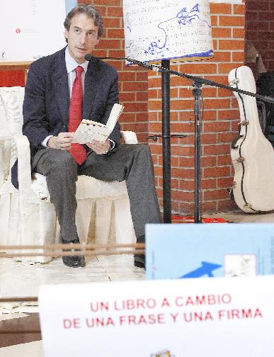  El alcalde participa en lecturas públicas por el Día del Libro