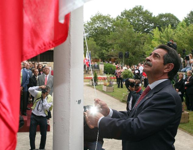  Revilla animó en la conmemoración al 30 aniversario del izado oficial de la bandera regional a reafirmar el presente de la región y apostar por el futuro para superar la crisis