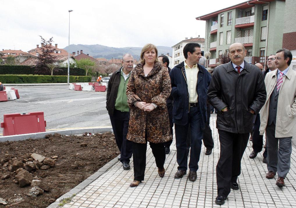  El consejero y la alcaldesa visitan las obras de las carreteras Cartes-estación ferrocarril de Torrelavega y Riocorvo-apeadero de Viérnoles