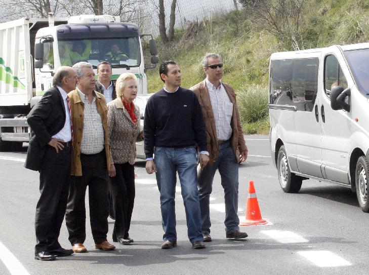  Mazón inspecciona las obras de mejora de las carreteras Beranga-Noja y Galizano-Puente de La Venera