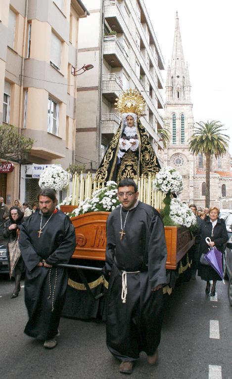  Dos centenares de personas acuden a la «Manifestación de fe» en Torrelavega