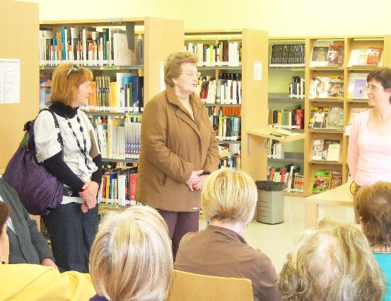  Presentado el libro de Elena Galiano en la biblioteca de Renedo