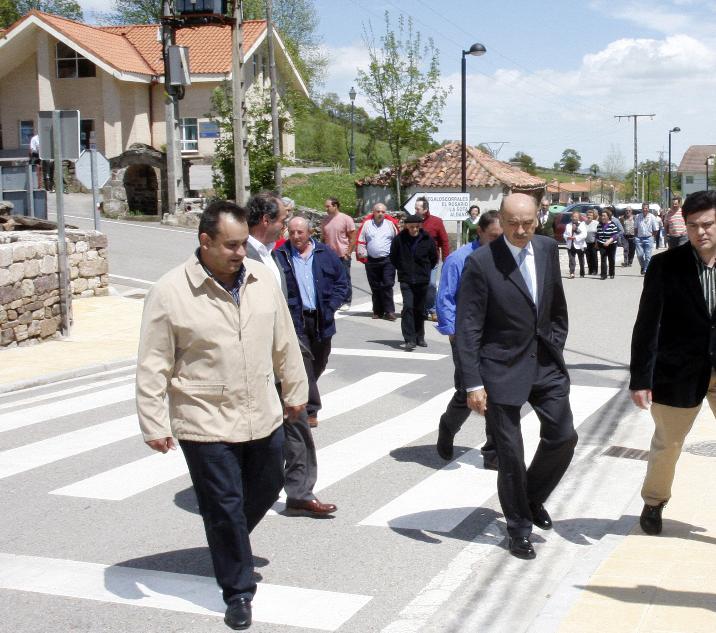  Mazón inaugura en San Pedro del Romeral la ampliación de aceras instaladas a lo largo de 1,3 kilómetros de la carretera autonómica que atraviesa el núcleo urbano