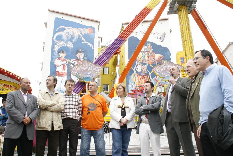  Un mural y una placa conmemorativa en homenaje al Grupo de Danzas Nuestra Señora de Covadonga