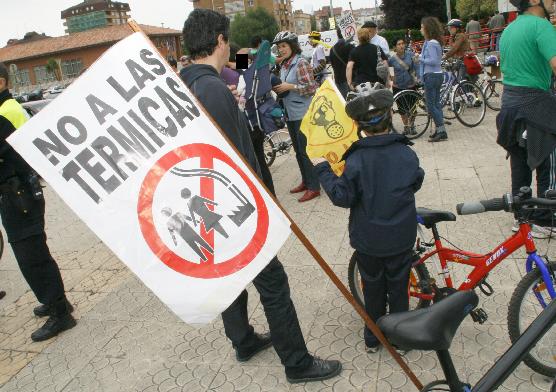  Marcha en bicicleta contra la térmica y entrega de una carta en Solvay