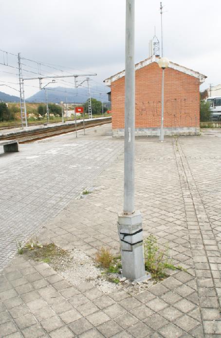  ADIF proyecta mejoras en la estación de Tanos pero los viajeros seguirán cruzando las vías a pie