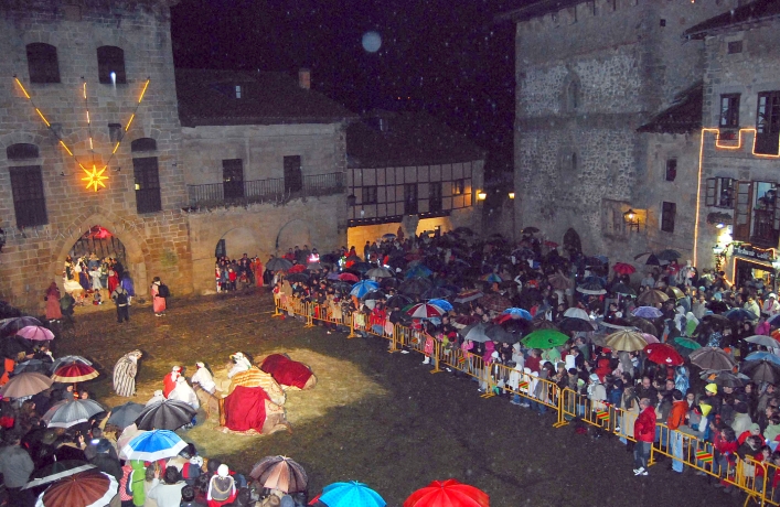 Santillana del Mar acogió un año más a miles de espectadores a su cabalgata / Marta Gutiérrez