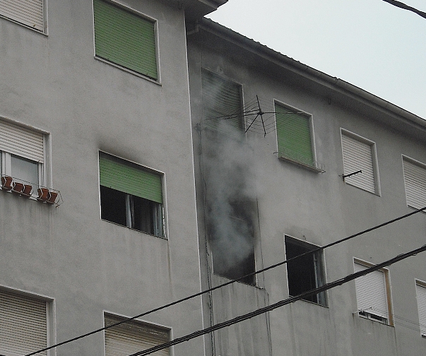  Un incendio destroza una vivienda en Torrelavega