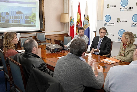  El alcalde presenta el proyecto de guardería laboral en Candina