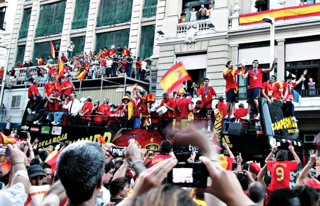  La selección española desata la pasión a su llegada a Madrid