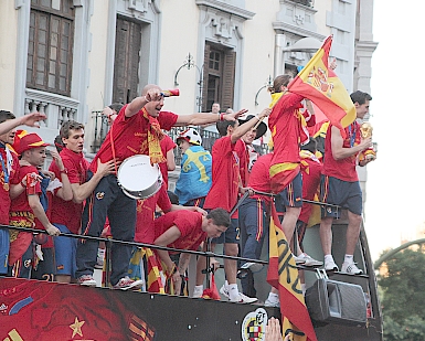 Los jugadores muestran el trofeo al público asistente / Foto: Charles Tournier