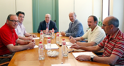 El consejero de Industria y Desarrollo Tecnológico, Juan José Sota, reunido esta mañana en la sede de la Consejería con miembros del comité de empresa de Gamesa (Foto: Román Garcia)