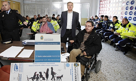  Organizadas charlas de sensibilización y concienciación sobre el trato adecuado a las personas con discapacidad dirigidas al personal municipal