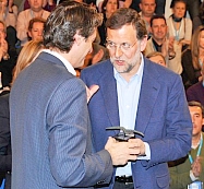  Rajoy entrega a De la Serna un premio de buenas prácticas municipales