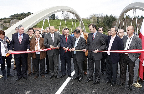 Revilla inaugura la variante de Puente San Miguel