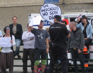 Indignados del 15M de Santander denuncian la 'inmoralidad' de la banca en la Junta General de Accionistas del Banco Santander