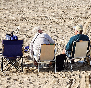 Ancianos en una playa. Foto de archivo: Photoxpress