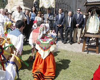 Grupos de danzas actúan frente a Diego y la patrona