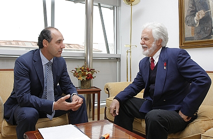 Diego felicita a Vital Alsar por su ingreso en la Orden de Malta / Foto: Lara Revilla-Gob. Cantabria