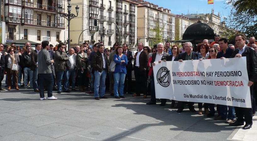 Más de medio centenar de personas se concentran en Santander para defender y promover la libertad de prensa