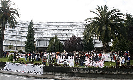 Más de doscientas personas se concentraron el domingo contra el cierre de La Pereda