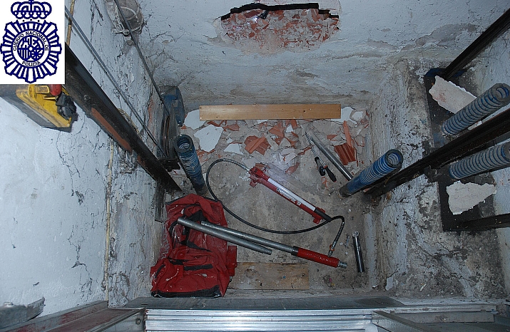 En la imagen, un butrón realizado en el hueco de un ascensor