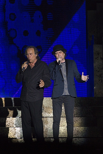  Miles de personas aguantaron la lluvia para ver a Joaquín Sabina y Joan Manuel Serrat