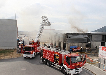 Un incendio destruye una bodega en el puerto deportivo de Laredo / Foto: Ayto. de Laredo