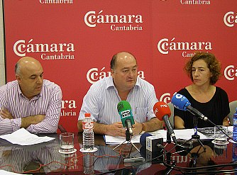 En la fotografía, de izquierda a derecha: Estanislao Fernández, Ángel Sainz y Mónica Carballas.