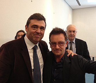 El eurodiputado cántabro Cortés Lastra garantiza a Bono (U2) que el PE luchará porque la UE mantenga el compromiso de la cooperación al desarrollo