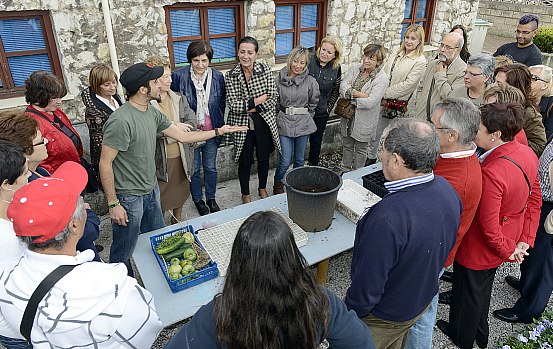  Un centenar de vecinos participa en el taller de horticultura ‘Te voy a poner verde’