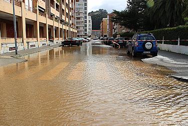 Diego inspecciona los daños ocasionados por el temporal en Laredo