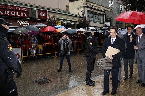 Más de 500 manifestantes abuchean a Ildefonso Calderón, alcalde de Torrelavega