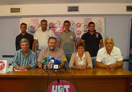 De izquierda a derecha, José Francisco Martínez, Jesús Sanz, María Jesús Cedrún y Luid Díez. Detrás, representantes de UGT en el comité de empresa de B3 Cable