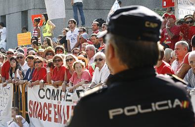 Los trabajadores de Sniace, que tienen el despido sobre la mesa, se hicieron notar durante la Gala Floral de Torrelavega