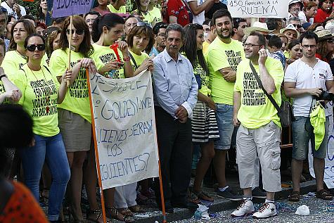 En la imagen, Revilla con los trabajadores del 'call center' durante su protesta en la Gala Floral el pasado domingo