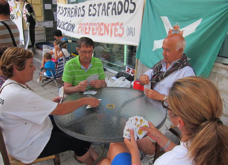 Los acampados se han aprovisionado bien para resistir, hasta juegan a las cartas