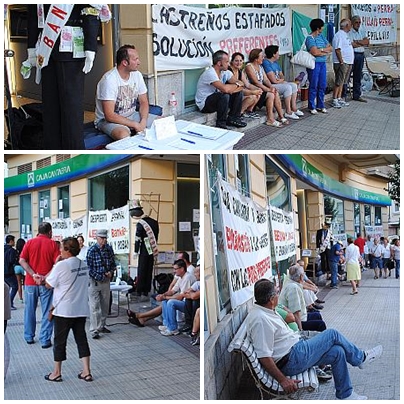 Afectados por las preferentes acampan frente a una oficina de Caja Cantabria