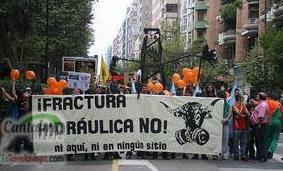 En la imagen de archivo, una de las muchas manifestaciones contra el 'fracking' en las que han tomado parte miles de cántabros