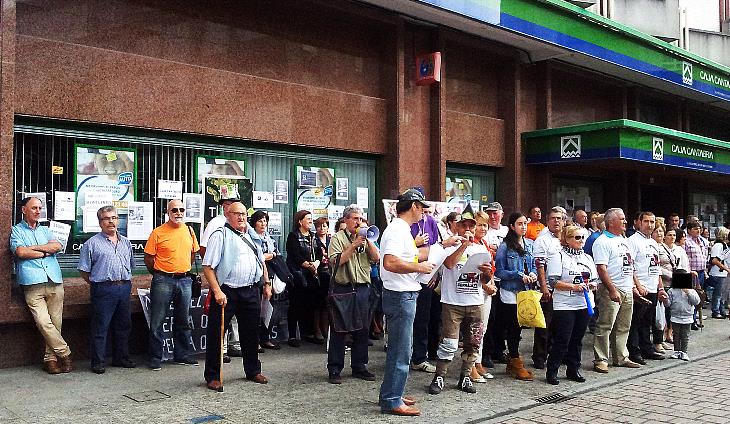 Afectados por las preferentes protestan en Santoña