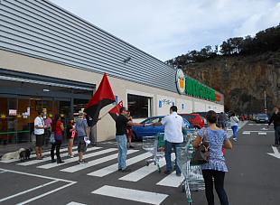 La CNT se concentró frente al Mercadona de Laredo