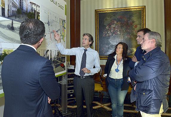  De la Serna presenta a la asociación de comerciantes del centro el proyecto de peatonalización y renovación de la calle Cádiz