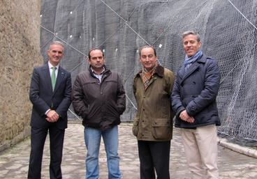 El consejero, el alcalde de Camaleño, el director general de Cultura y el director de la Sociedad Regional de Educación, Cultura y Deporte, junto al talud estabilizado (Foto: Gabinete de prensa)