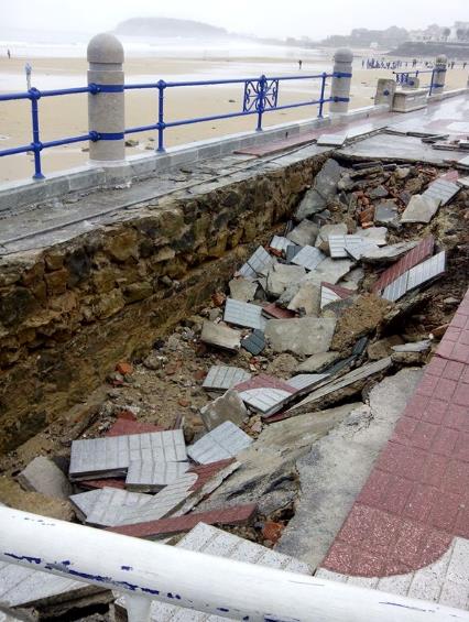 Cerrado el paseo de la segunda playa del Sardinero por un socavón provocado por el temporal