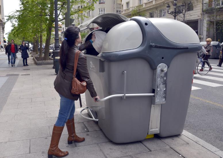  El ayuntamiento instala palancas en los contenedores en superficie para facilitar su uso a las personas con movilidad reducida