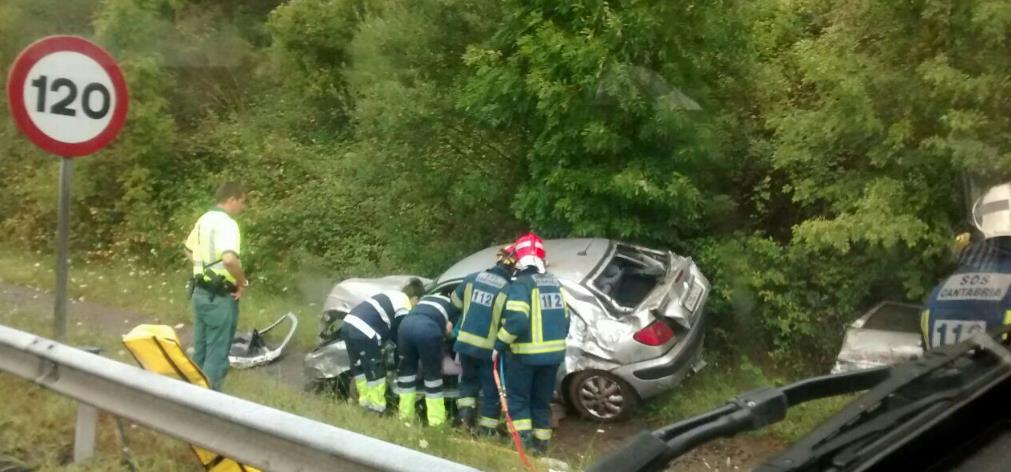 Bomberos del 112 rescatan a una mujer tras volcar su vehículo en la A8