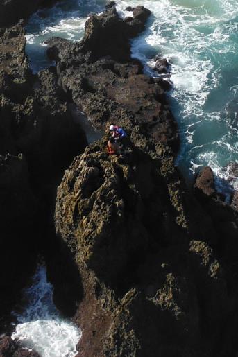  El helicóptero del 112 rescata a una bañista y a un surfista en San Juan de la Canal y La Concha de Suances